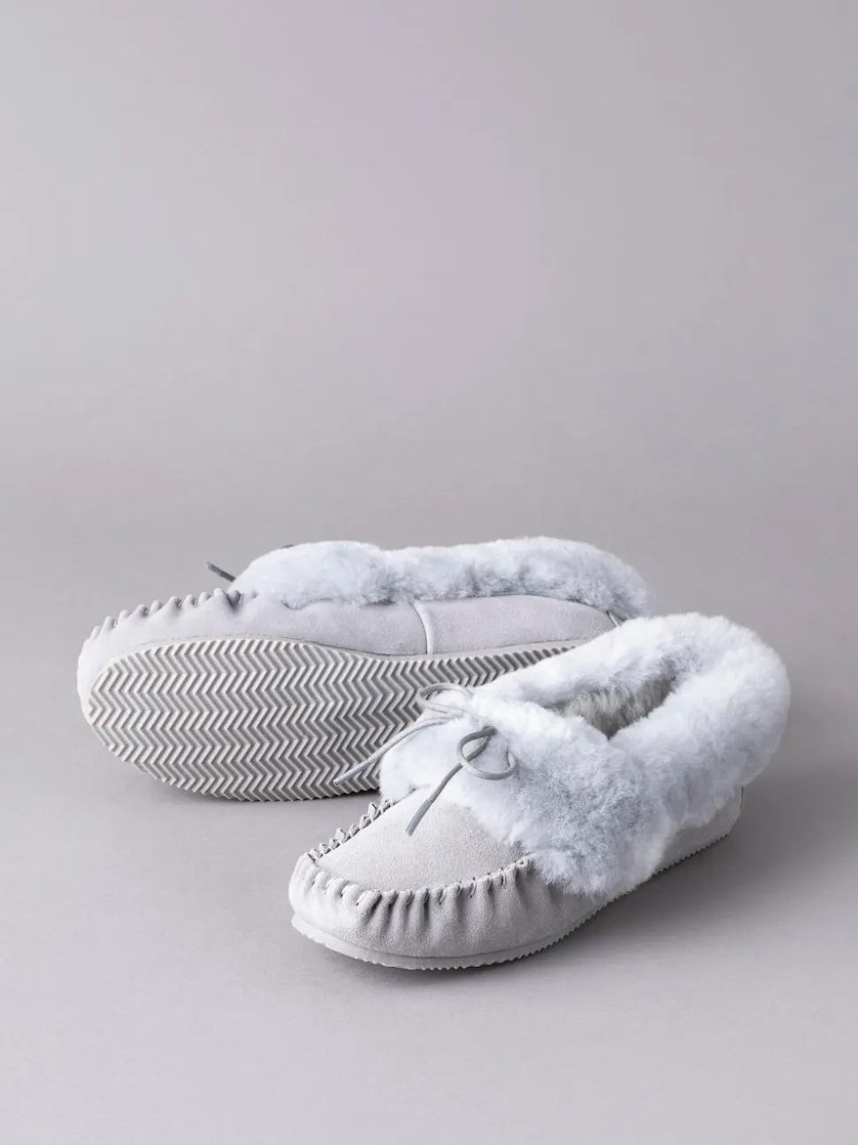 Gris clair - Chaussons style mocassins en peau de mouton Lakeland Leather femme