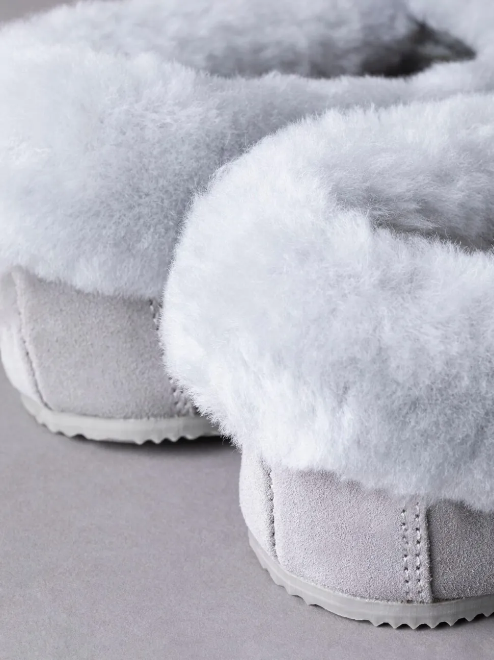 Gris clair - Chaussons style mocassins en peau de mouton Lakeland Leather femme