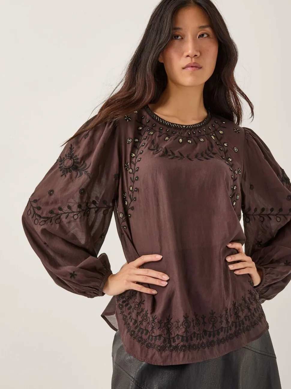 Haut Monsoon Isabelle fleuri avec ornements