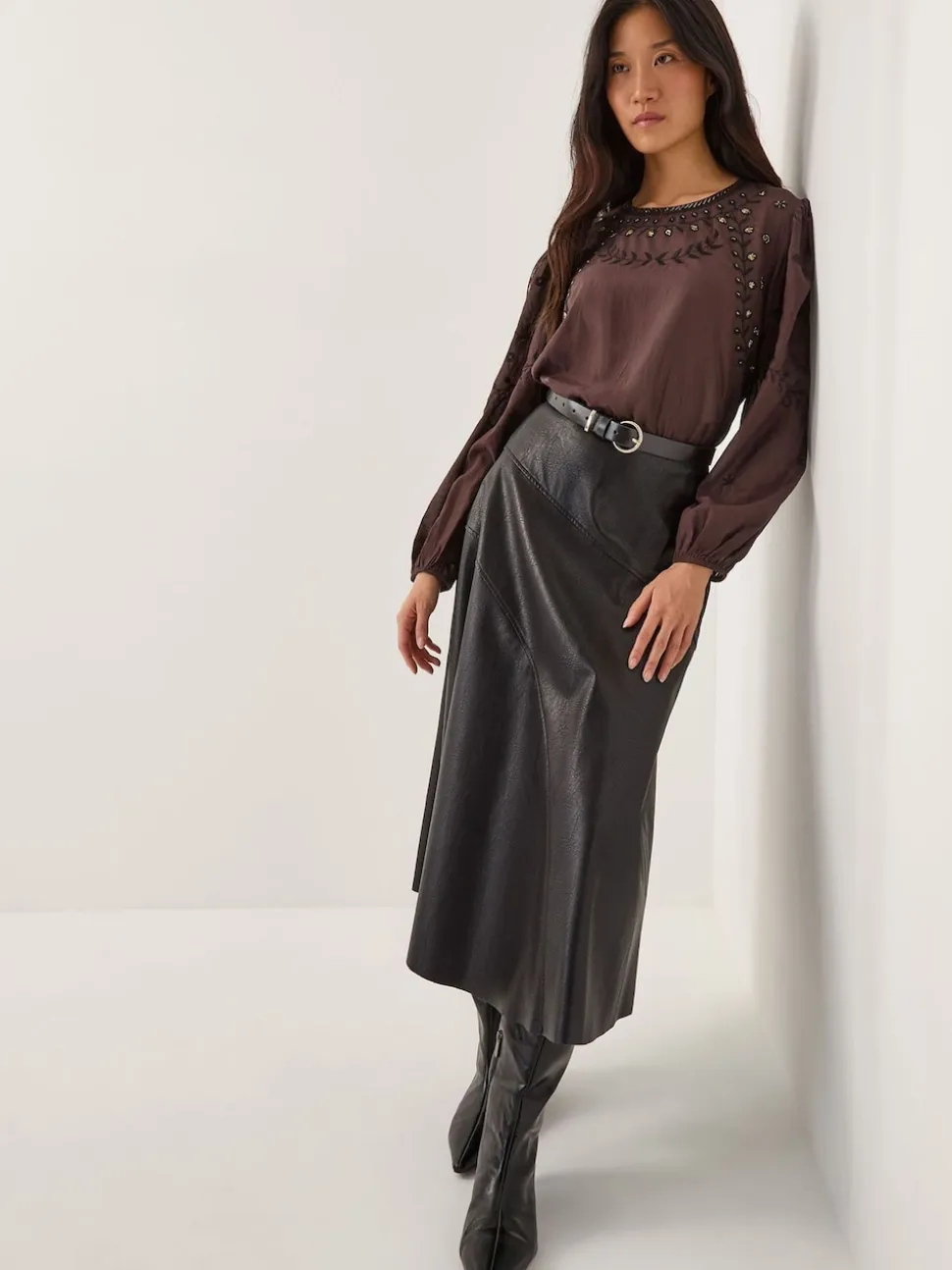 Haut Monsoon Isabelle fleuri avec ornements