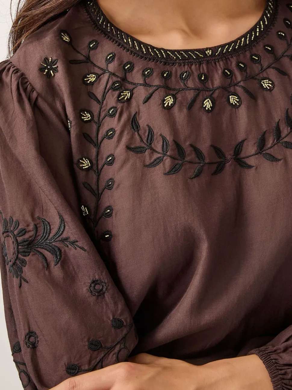 Haut Monsoon Isabelle fleuri avec ornements