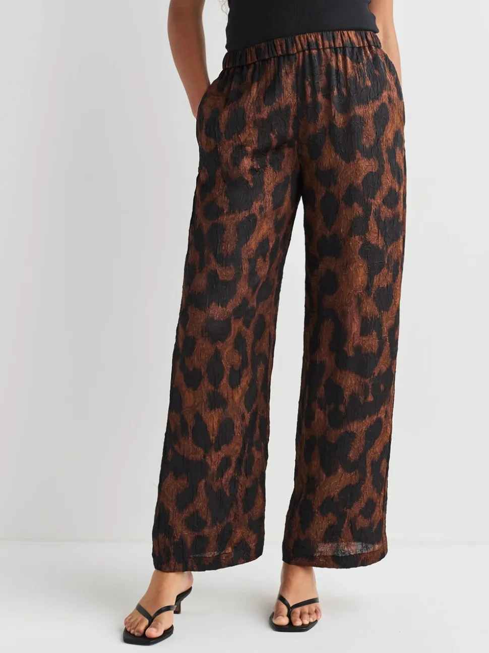 Impression animale brune - Pantalons à jambe large en satin effet froissé