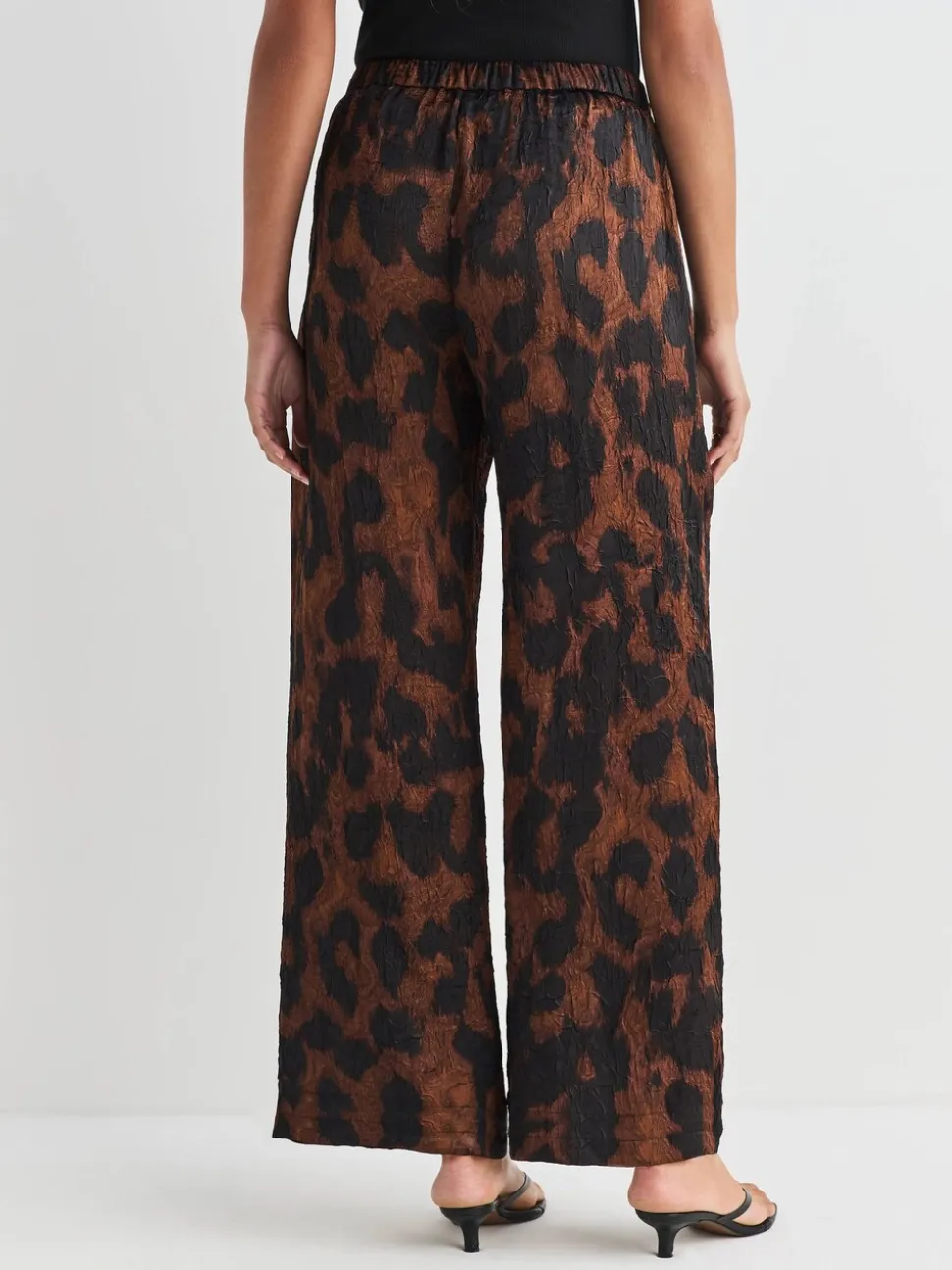 Impression animale brune - Pantalons à jambe large en satin effet froissé