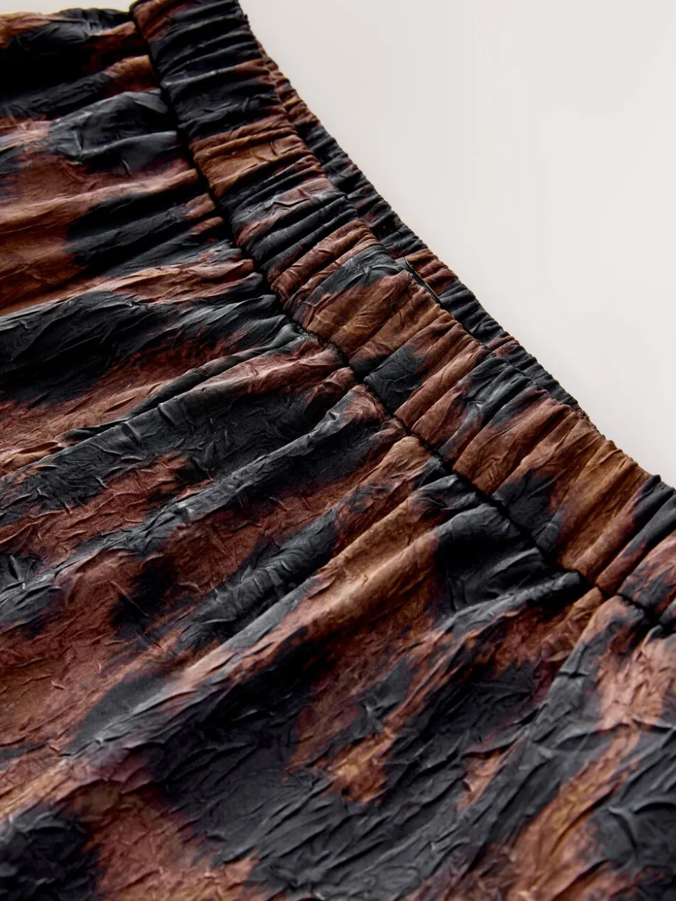 Impression animale brune - Pantalons à jambe large en satin effet froissé