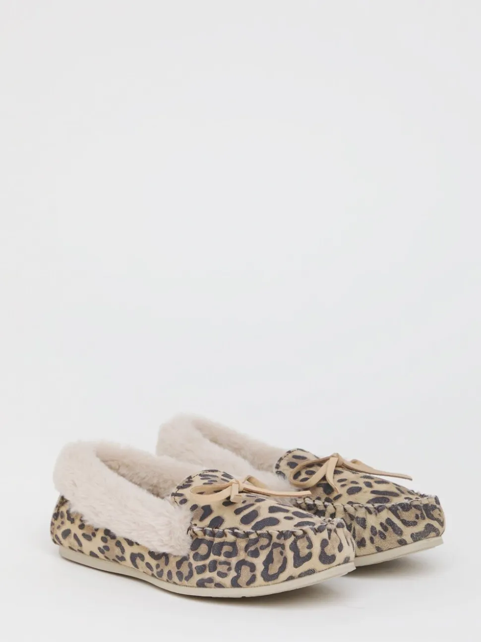 JD Williams Chaussons classiques en daim style mocassin