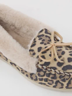 JD Williams Chaussons classiques en daim style mocassin