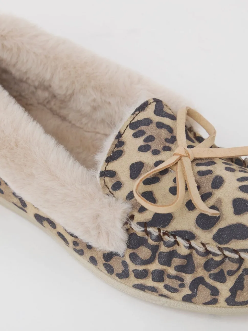 JD Williams Chaussons classiques en daim style mocassin