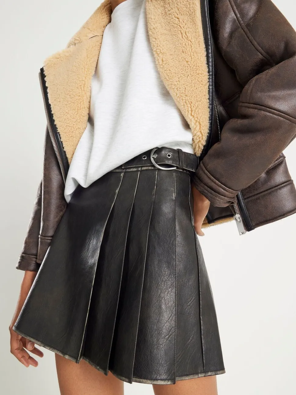 Jupe courte River Island plissée en similicuir en détresse