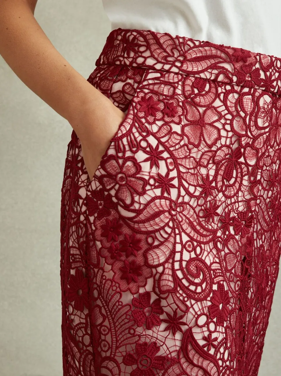 Jupe crayon mi-longue en dentelle transparente Reiss Flo