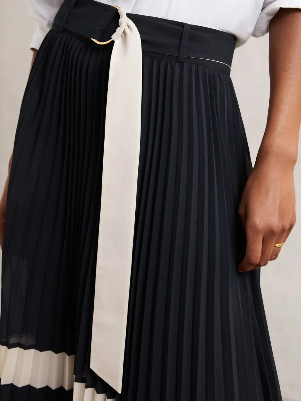 Jupe mi-longue plissée ceinturée Reiss Goldie