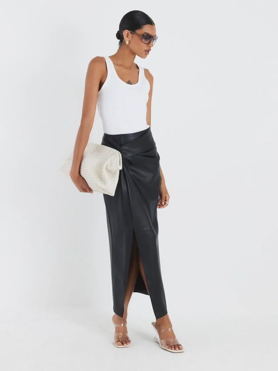 Jupe mi-longue River Island en similicuir à côtés torsadés