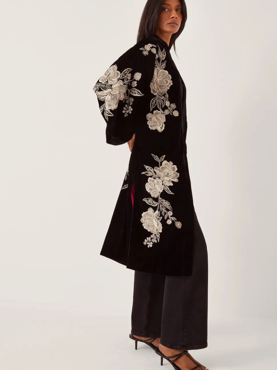 Kimono Monsoon Fia en velours brodé fleuri
