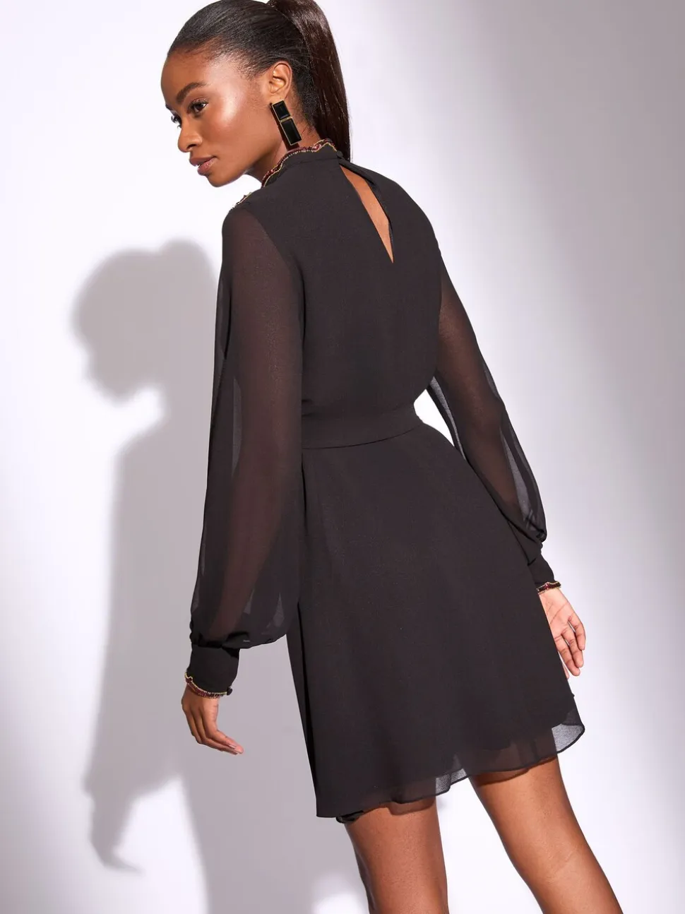 Lipsy Robe droite courte à manches longues avec ornements et découpes