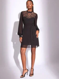 Lipsy Robe droite courte à manches longues avec ornements et découpes
