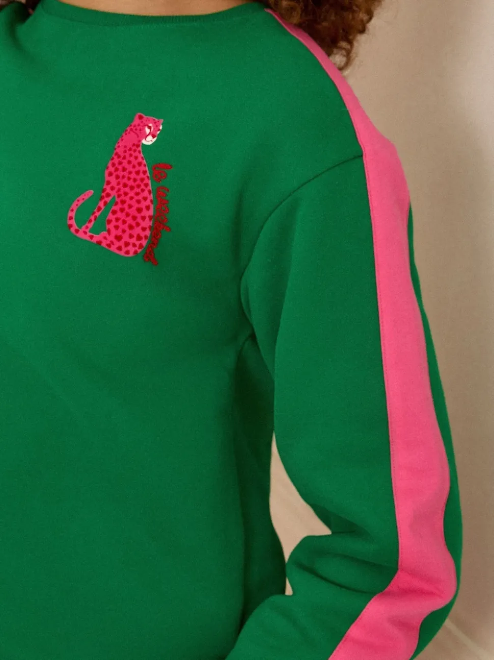 Léopard vert à rayures roses - Sweat Love & Roses en jersey à col ras du cou