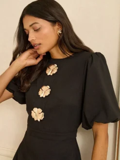 Love & Roses mini-robe dorée boutonnée à manches bouffantes