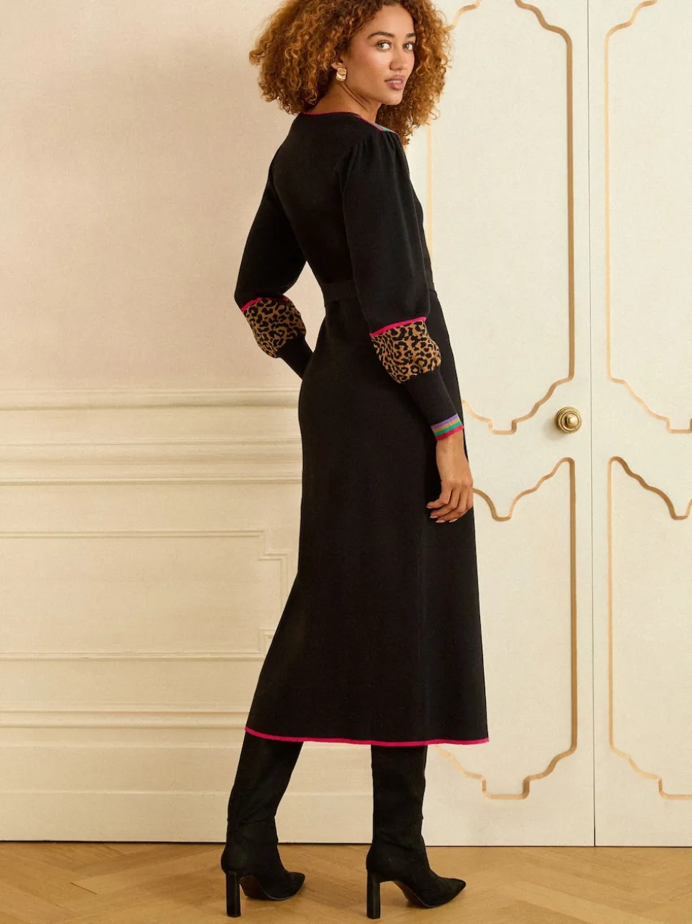 Love & Roses Robe mi-longue en maille à col en V