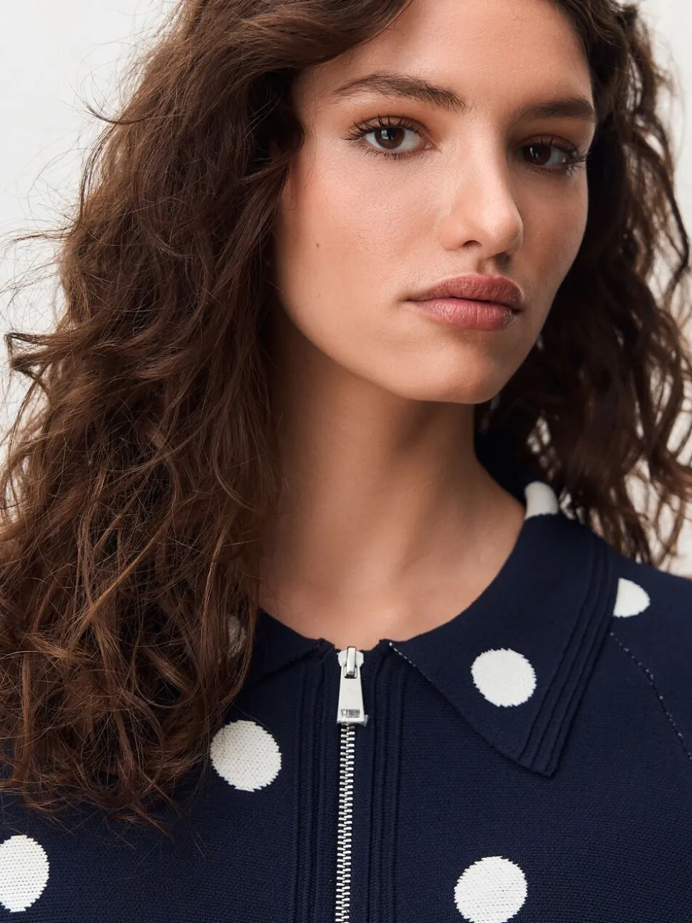 Marine Polka Dot - Veste zippée élégante en maille à col