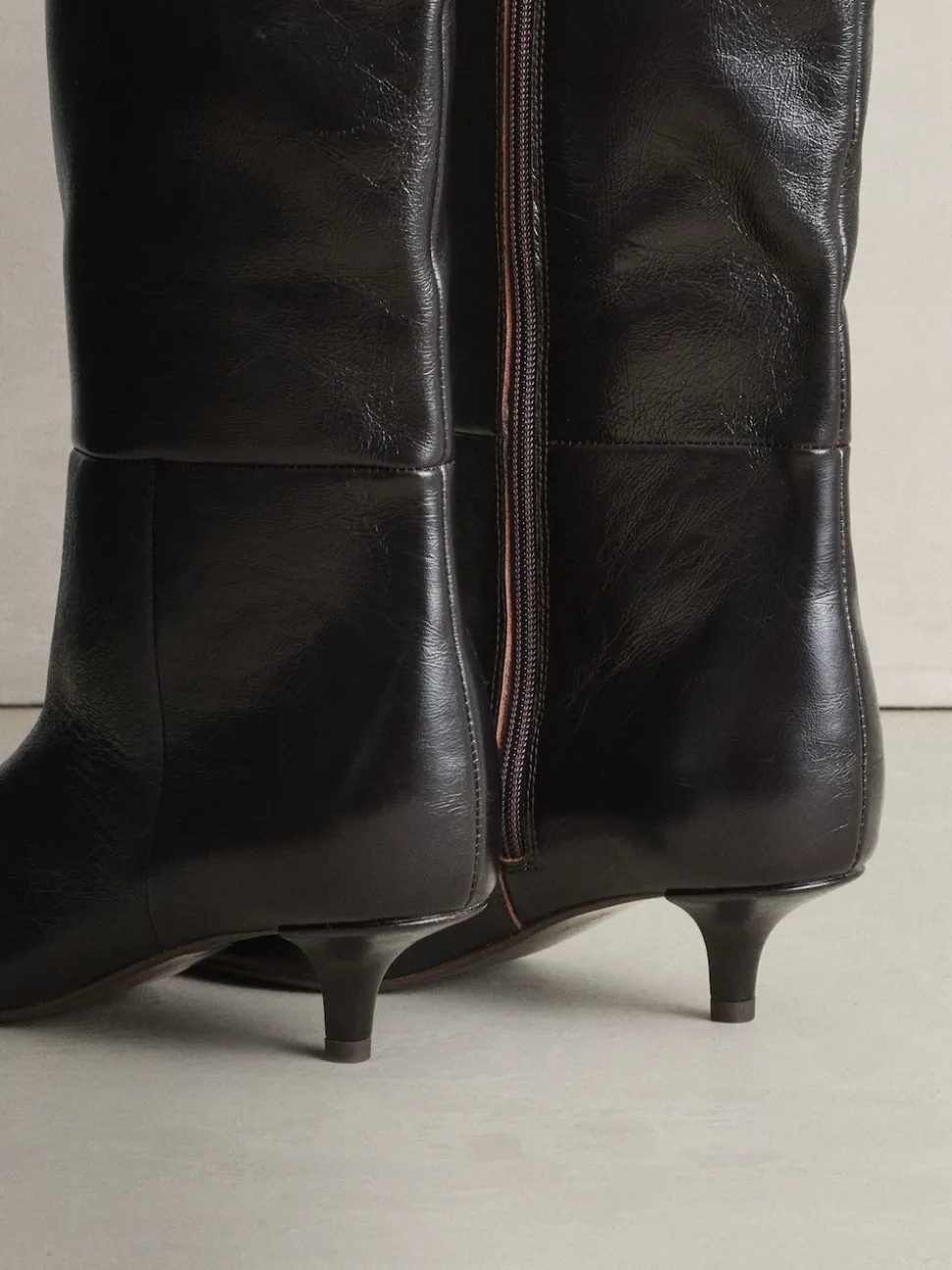 Marron chocolat - Bottes hauteur genou en cuir effet froissé Signature Underset à talon