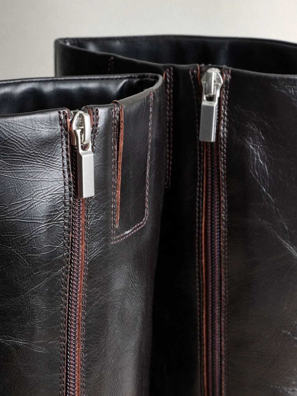 Marron chocolat - Bottes hauteur genou en cuir effet froissé Signature Underset à talon
