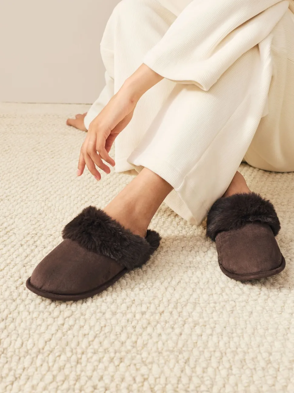Marron chocolat - Chaussons mules en daim en fausse fourrure