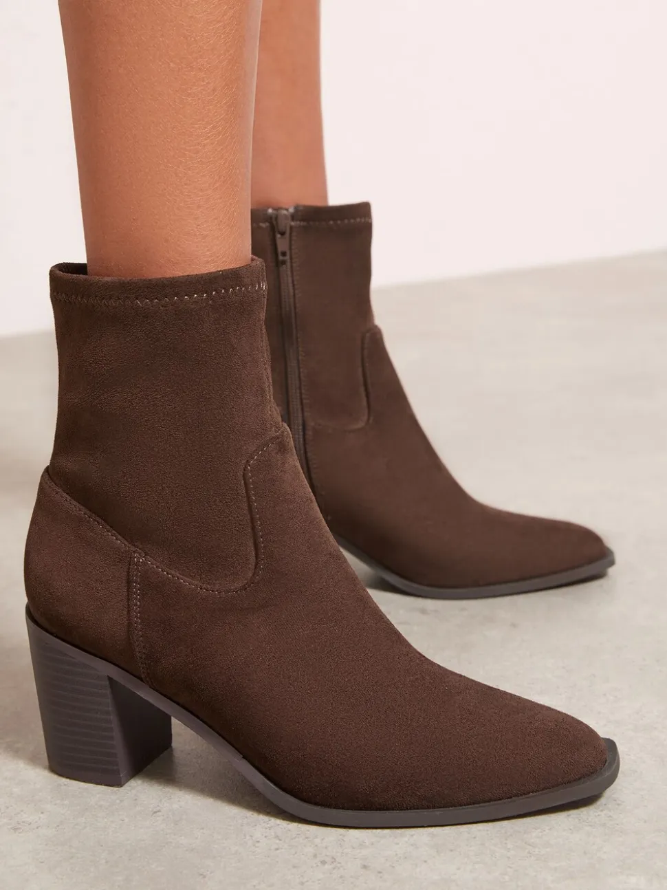 Marron chocolat - Friends Like These Bottes chaussettes à talon moyen en Faux suède style western