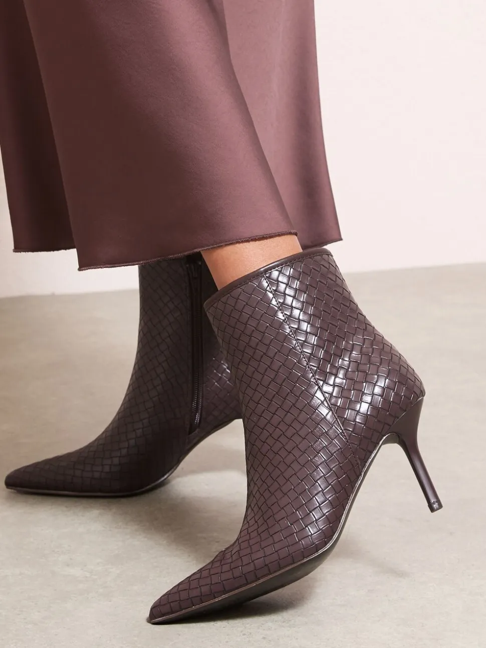 Marron chocolat - Friends Like These bottes tissées en faux cuir à talon milieu et bout pointu