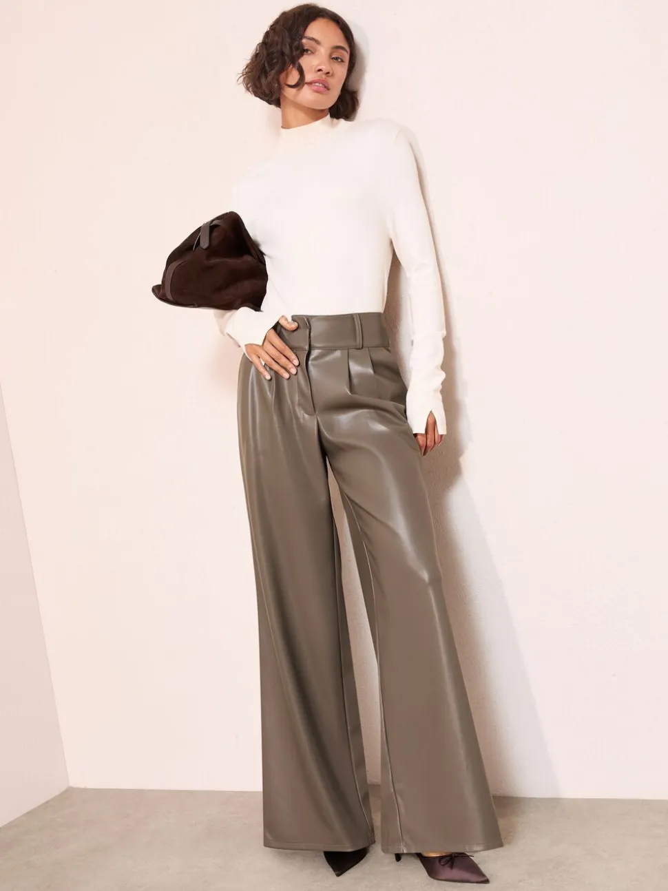 Marron chocolat - Friends Like These Pantalons amples plissés en similicuir