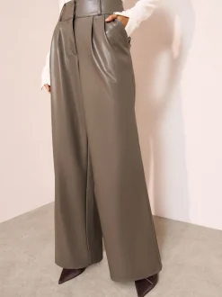 Marron chocolat - Friends Like These Pantalons amples plissés en similicuir