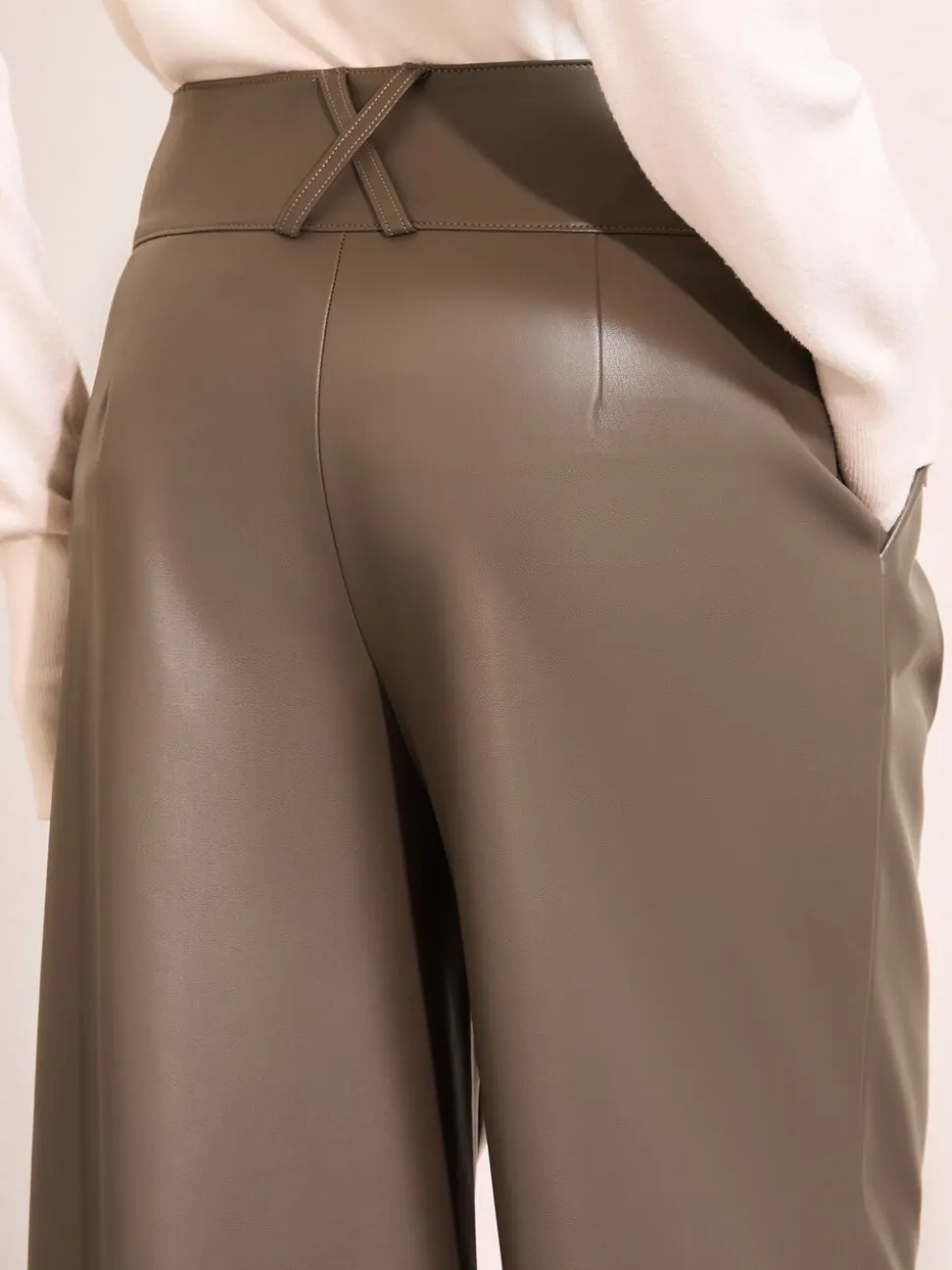 Marron chocolat - Friends Like These Pantalons amples plissés en similicuir