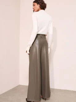 Marron chocolat - Friends Like These Pantalons amples plissés en similicuir