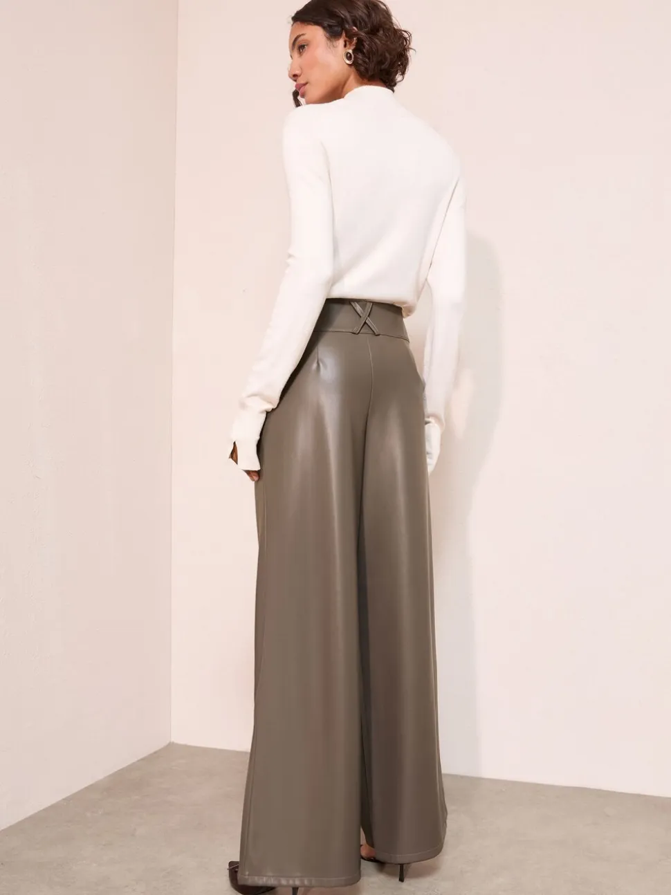 Marron chocolat - Friends Like These Pantalons amples plissés en similicuir