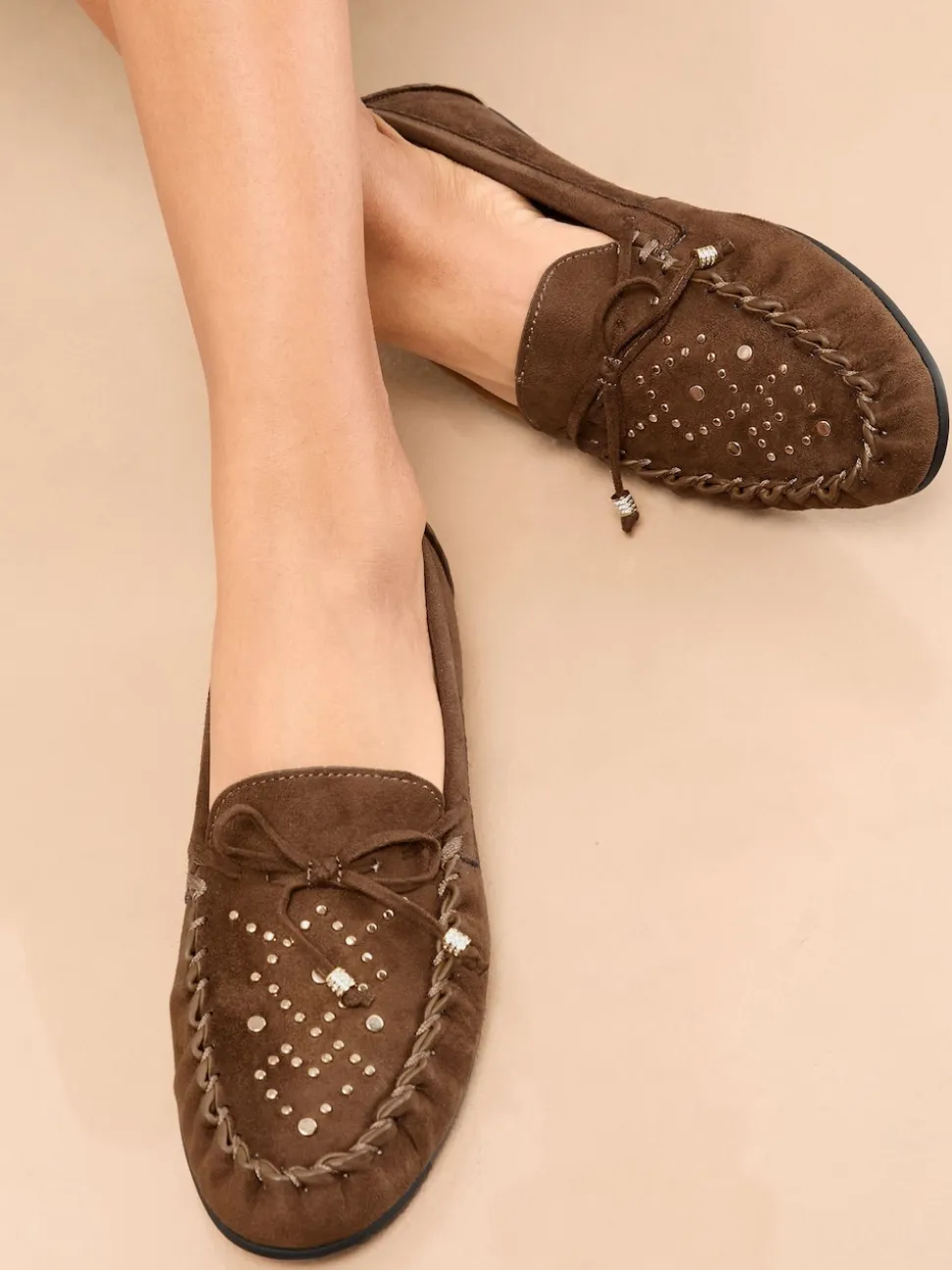 Marron chocolat - Lipsy Mocassins décontractés cloutés en similicuir
