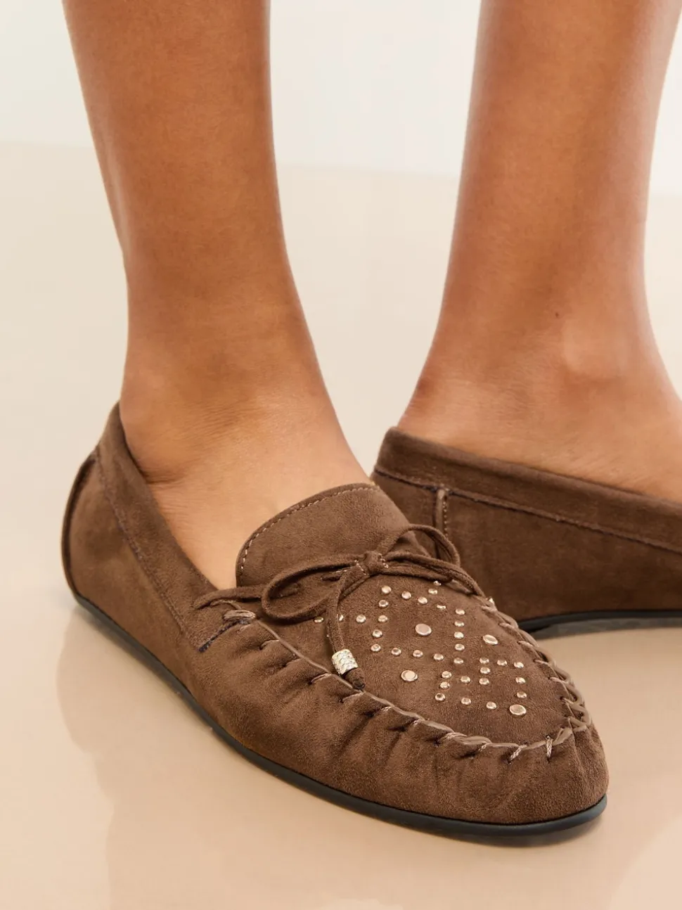 Marron chocolat - Lipsy Mocassins décontractés cloutés en similicuir