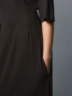 Marron chocolat - Robe mi-longue à manches courtes à bords roulés avec lin