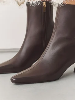 Marron chocolat en cuir - Bottines à talons Forever Comfort® avec bout ciselé