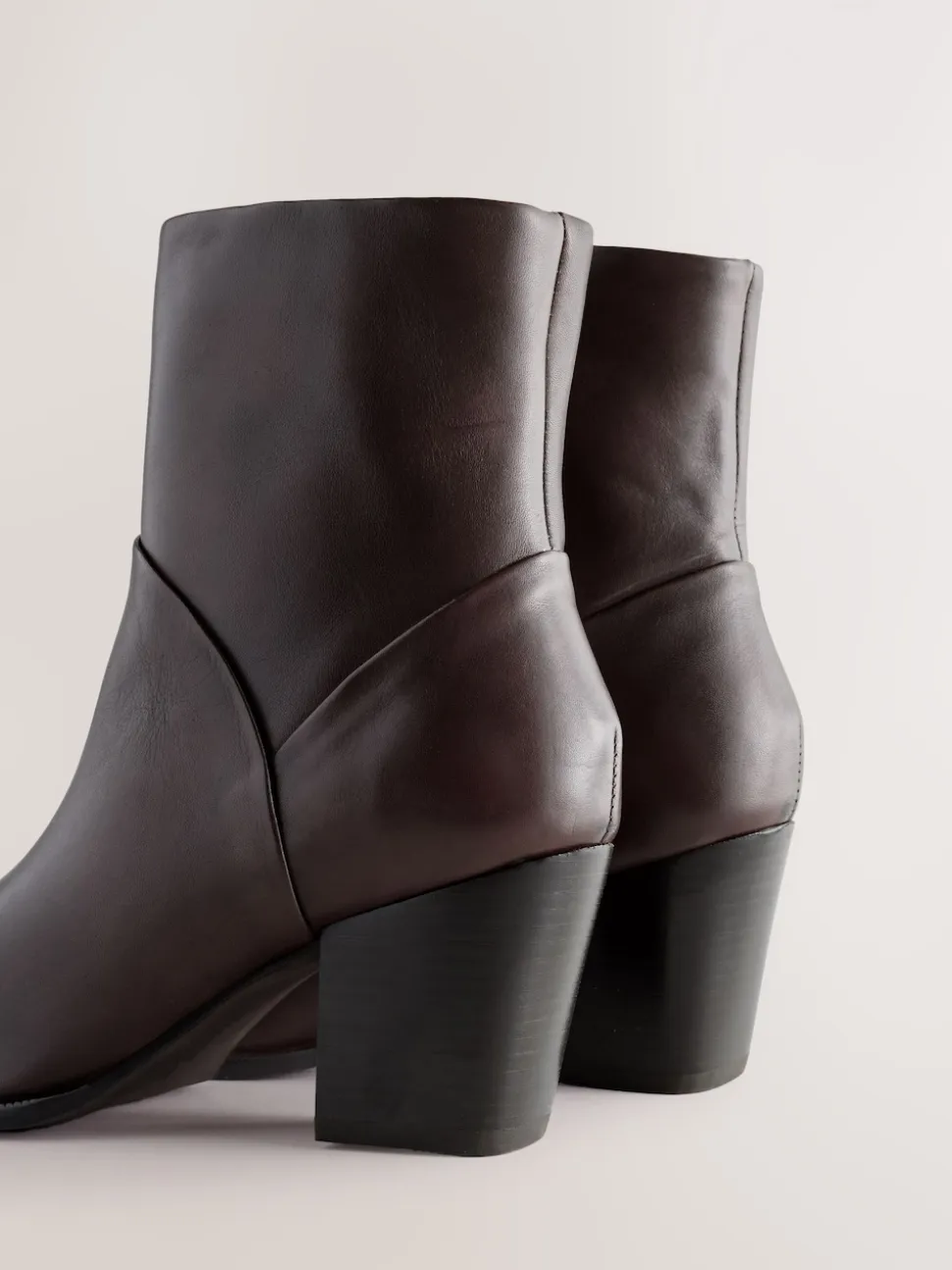 Marron chocolat en cuir - Bottines western à talons carrés