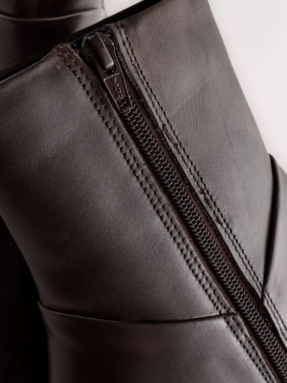 Marron chocolat en cuir - Bottines western à talons carrés