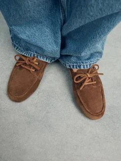 Marron fauve en daim - Chaussures bateau en cuir à bout rond