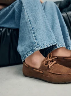 Marron fauve en daim - Chaussures bateau en cuir à bout rond