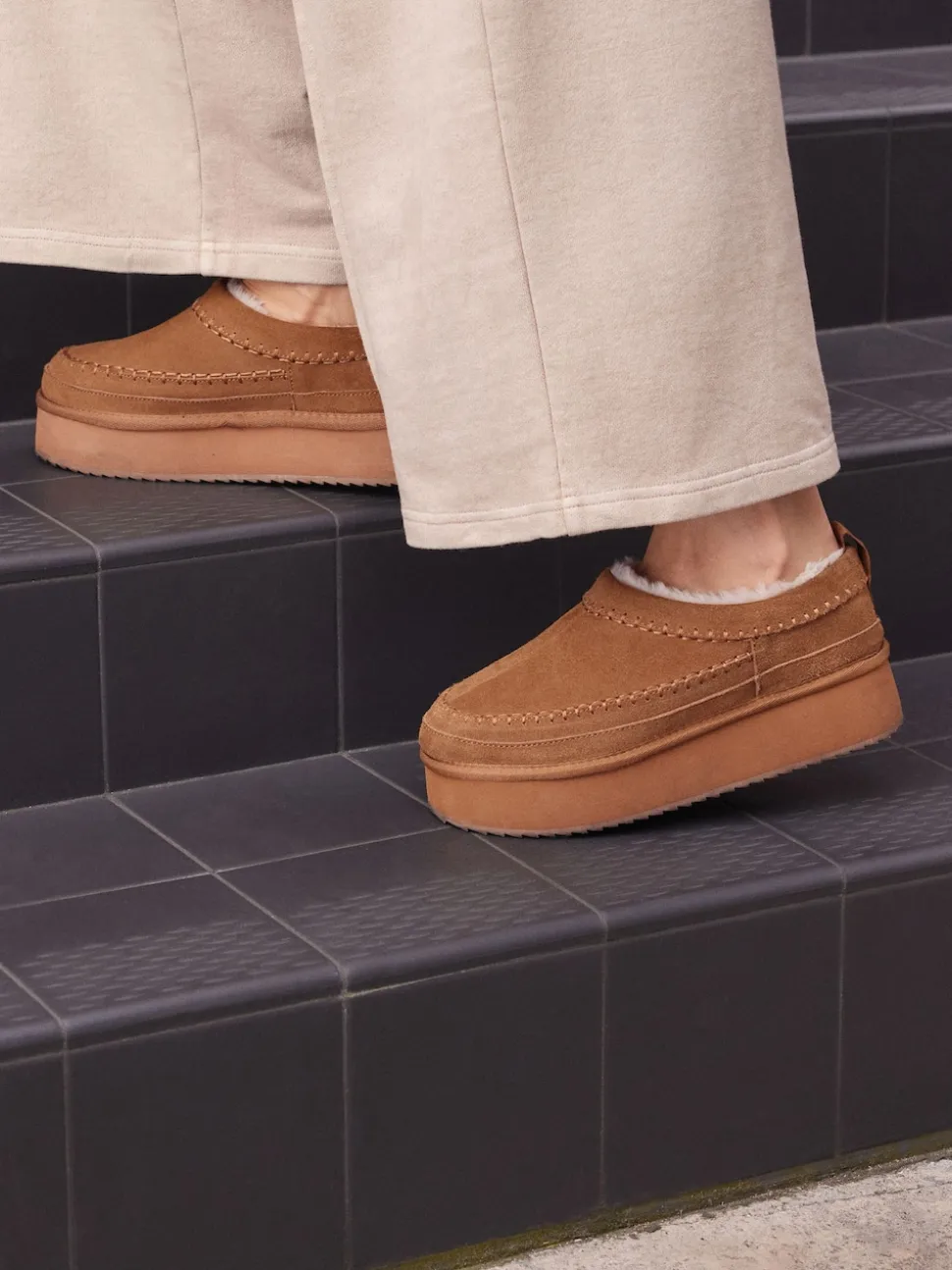 Marron noisette - Chaussures à enfiler douillettes en cuir doublées de Borg