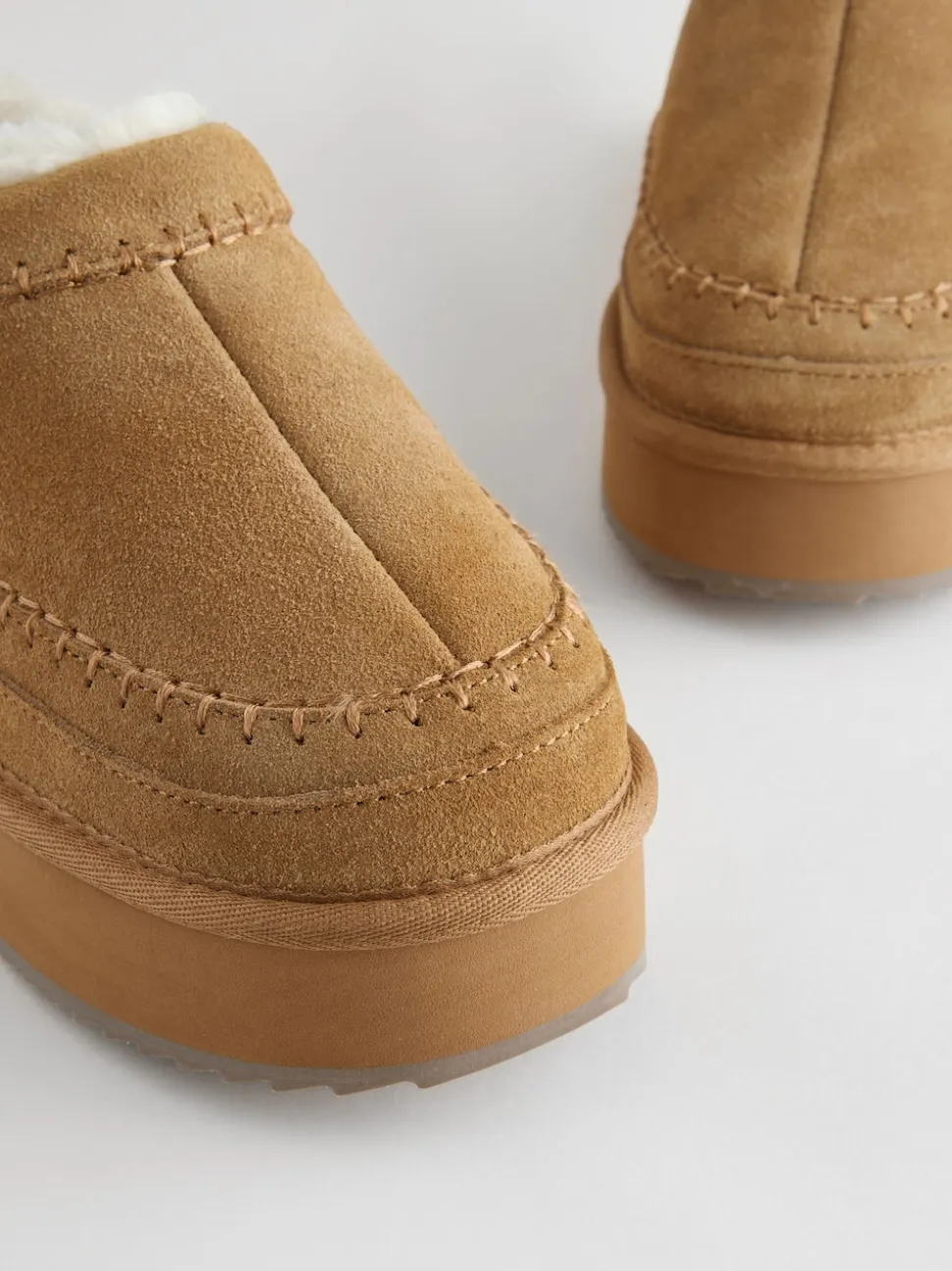 Marron noisette - Chaussures à enfiler douillettes en cuir doublées de Borg