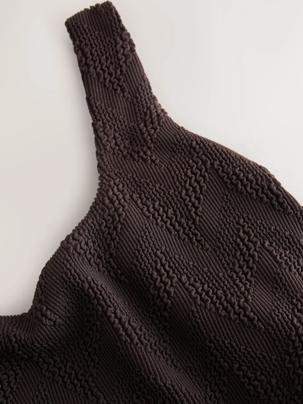 Marron texturé - Maillot de bain gainant à encolure dégagée