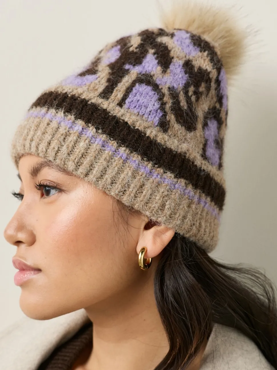 Motif animal lilas - Chapeau de Pom tricoté