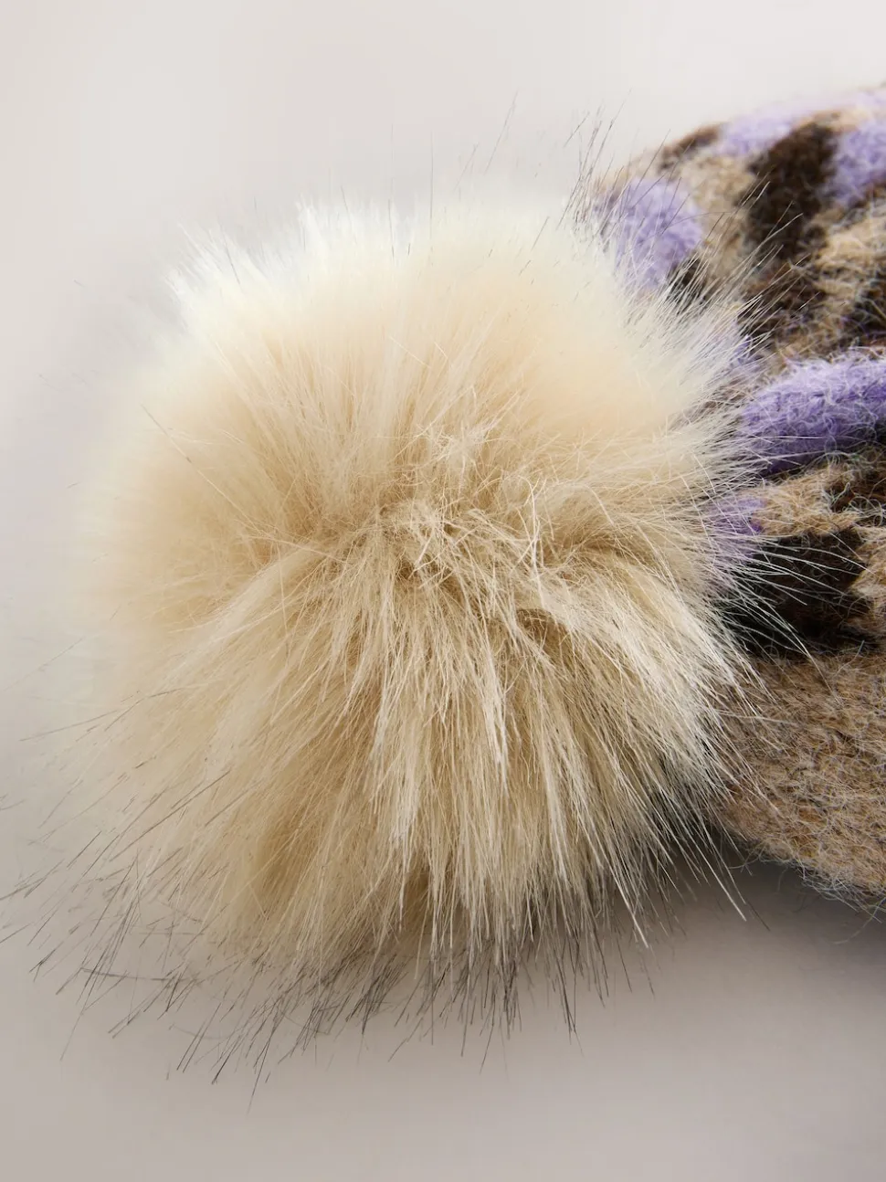 Motif animal lilas - Chapeau de Pom tricoté