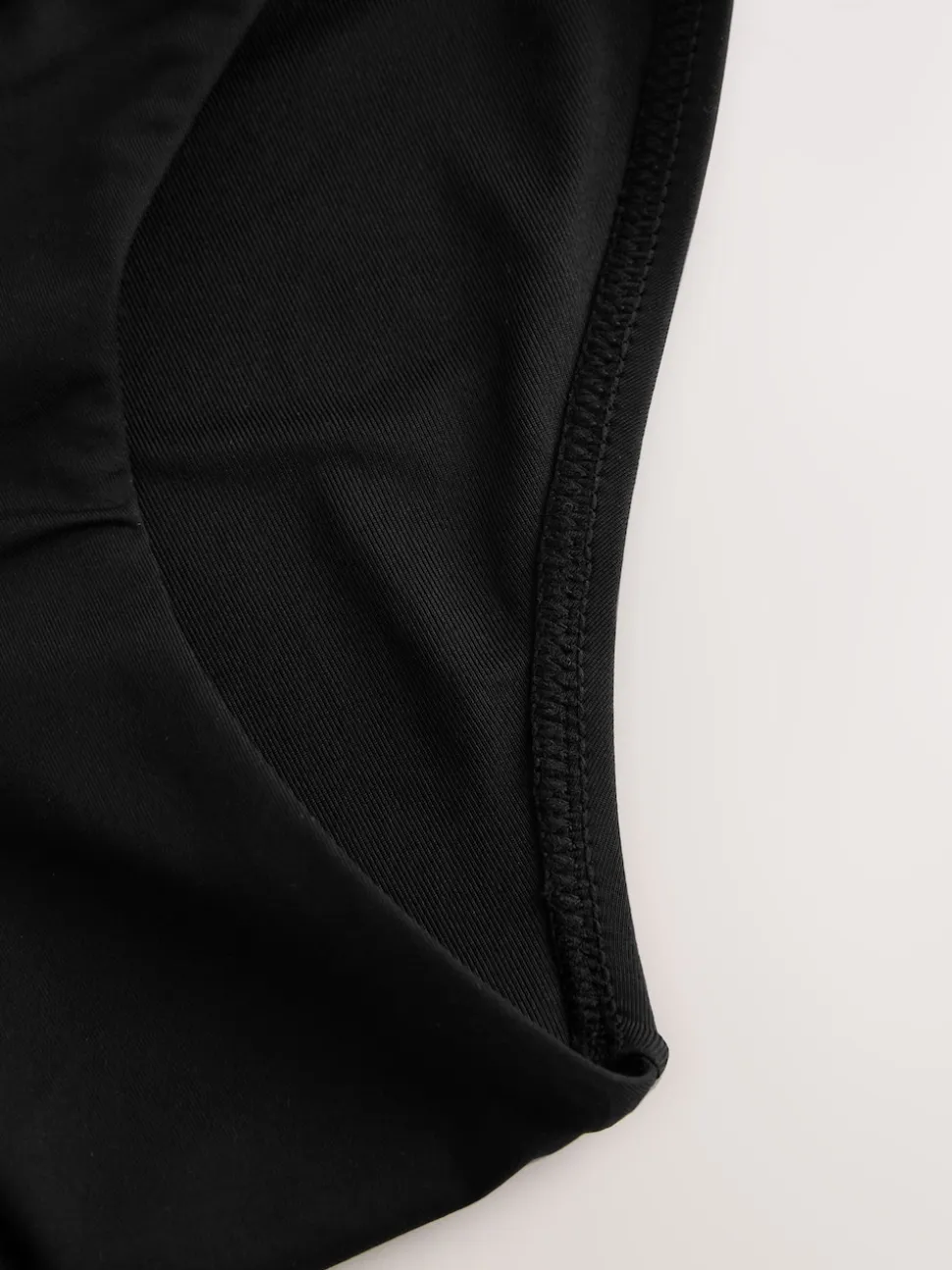Noir - Bas de bikini froncé à jambes montantes