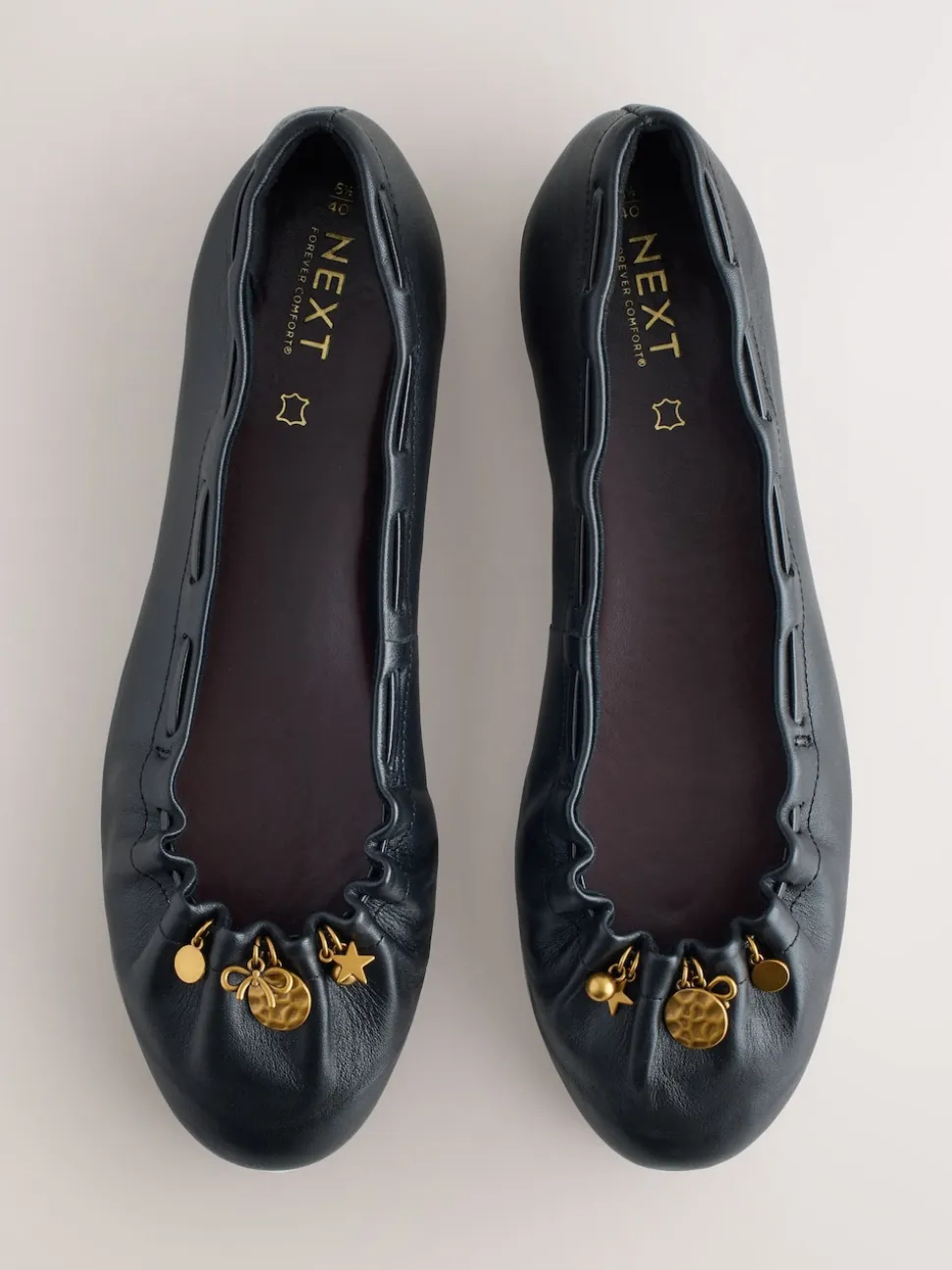 Noir - Chaussures plates Forever Comfort® en cuir à breloque froncée