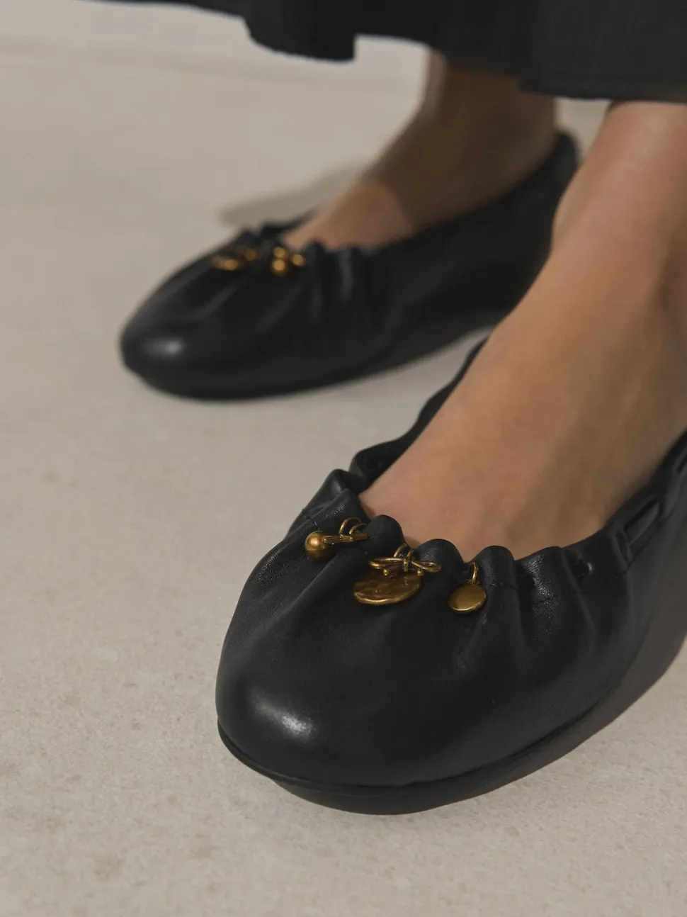 Noir - Chaussures plates Forever Comfort® en cuir à breloque froncée