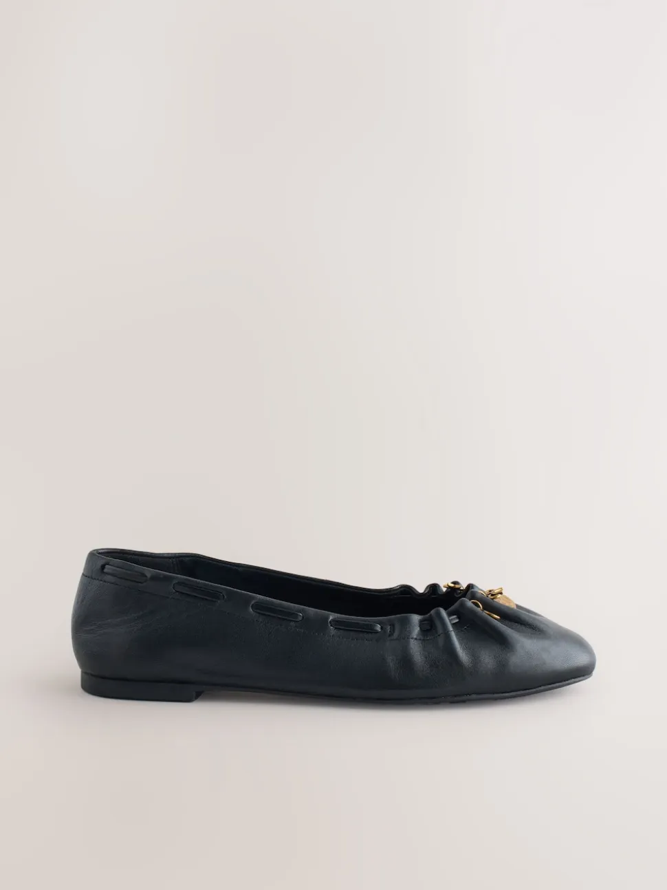 Noir - Chaussures plates Forever Comfort® en cuir à breloque froncée