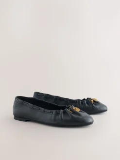Noir - Chaussures plates Forever Comfort® en cuir à breloque froncée
